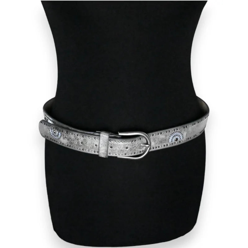 Ceinture femme argentée vieillie avec clous, boucle ronde sur mannequin noir