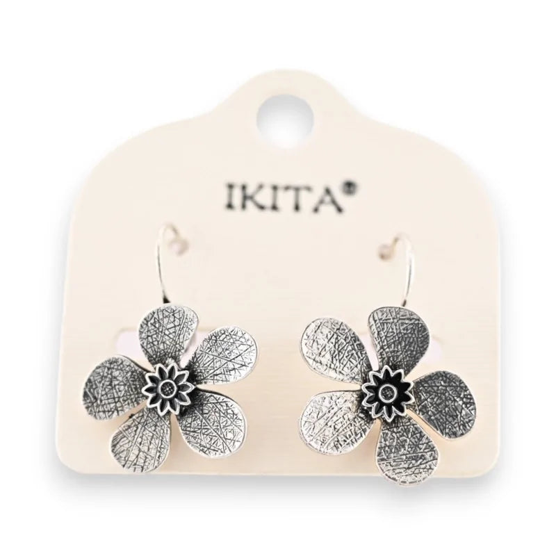 Boucles d'oreilles fleur argentée vieillie de chez Ikita