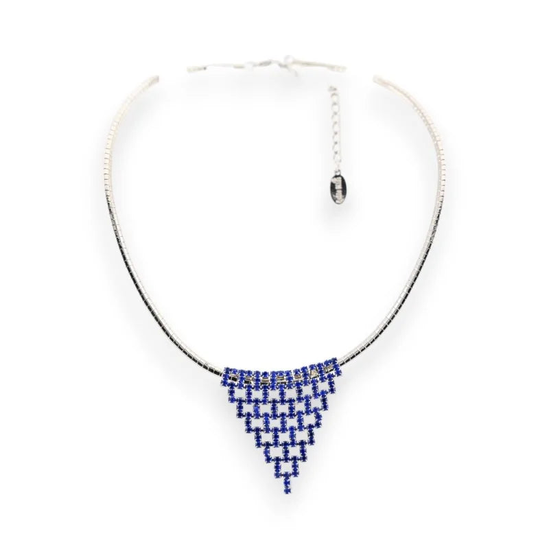 Collier ras-de-cou argenté avec pendentif triangle en strass bleus, style élégant