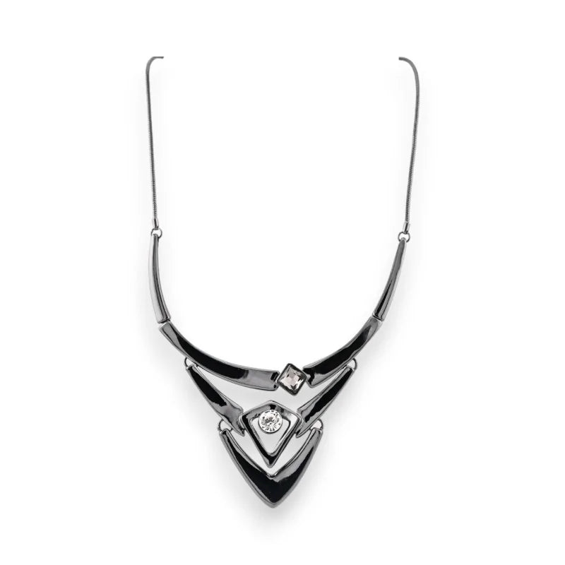 Collier argenté géométrique avec pendentif triangulaire et diamants, design moderne