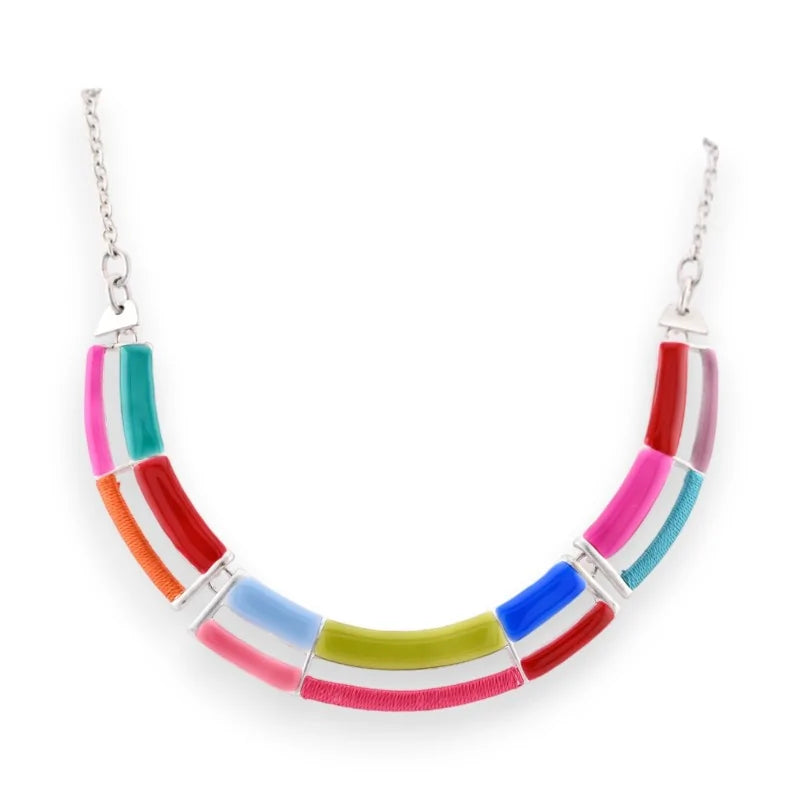 Collier argenté avec pendentif arc-en-ciel composé de segments colorés brillants