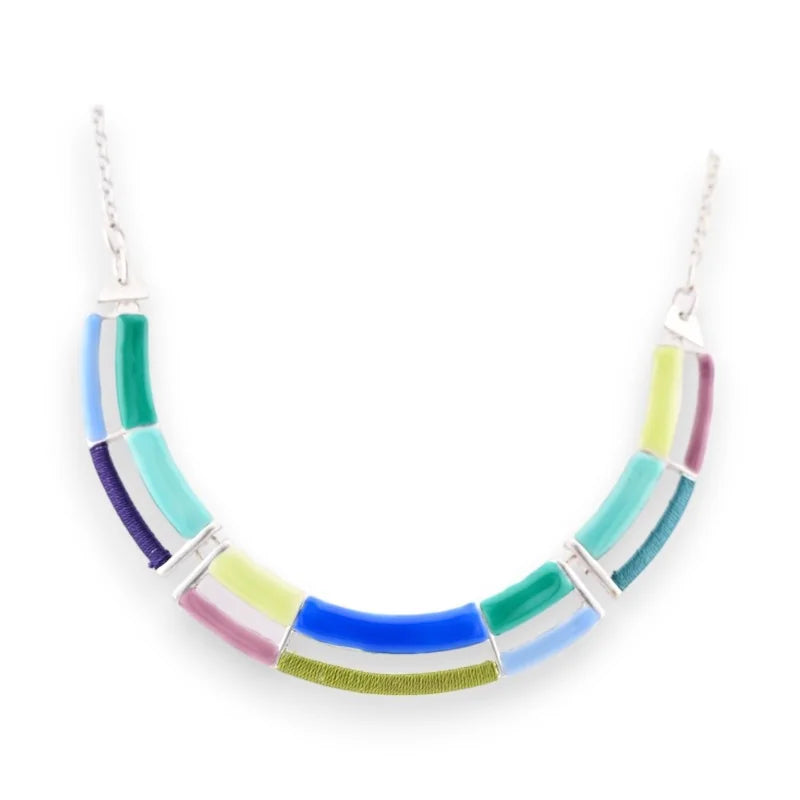 Collier semi-rigide argenté avec segments multicolores vert, bleu, rose et jaune