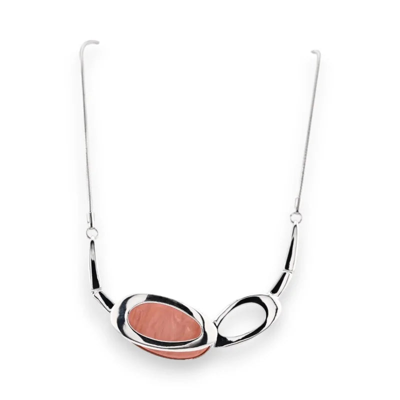 Collier pendentif argenté avec ovales asymétriques dont un rose, style moderne et él...