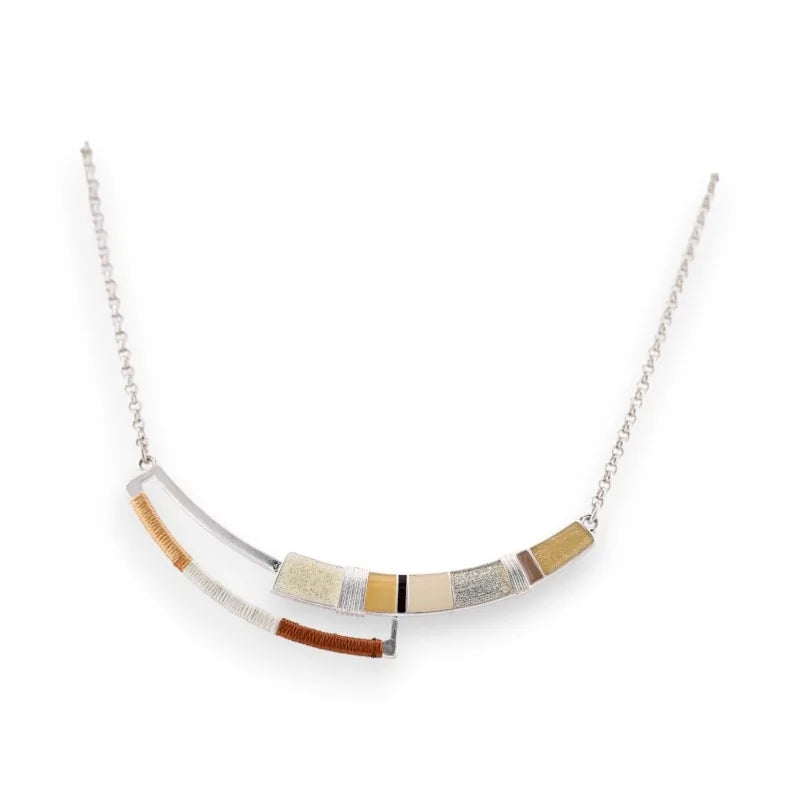 Collier semi-rigide argenté avec éléments courbés beige, marron et blanc sur chaîn...