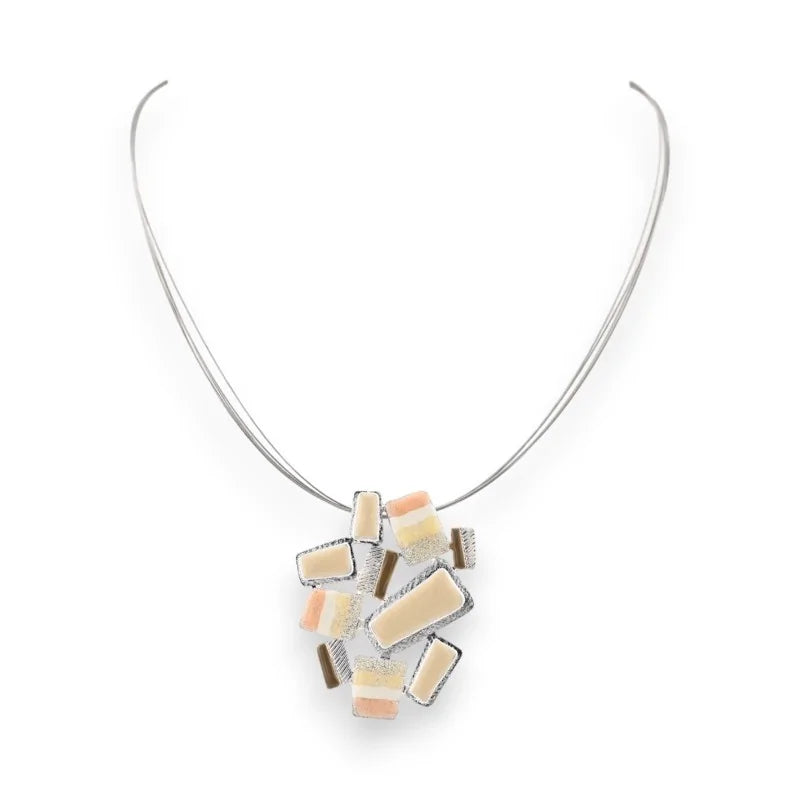 Collier pendentif géométrique abstrait en nuances beige et argenté sur fond blanc