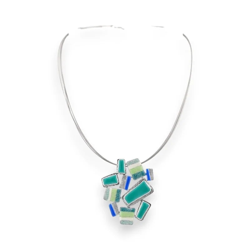 Collier pendentif moderne aux formes géométriques turquoise et argenté sur chaîne fine