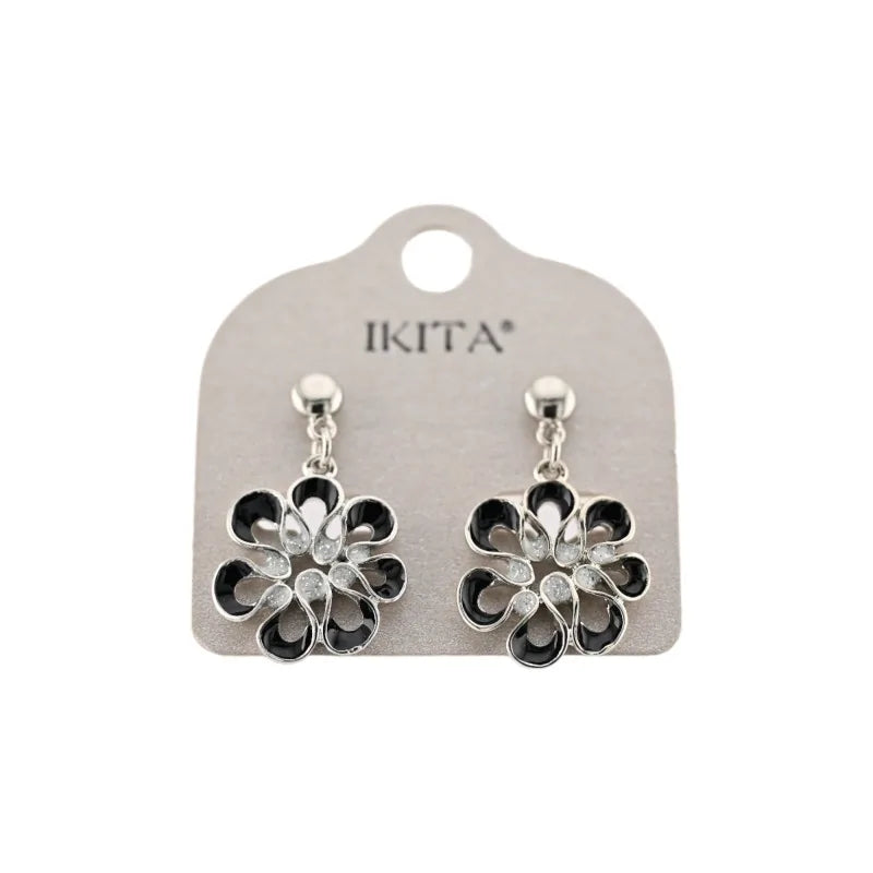 Boucles d'oreilles fleur noire de chez Ikita