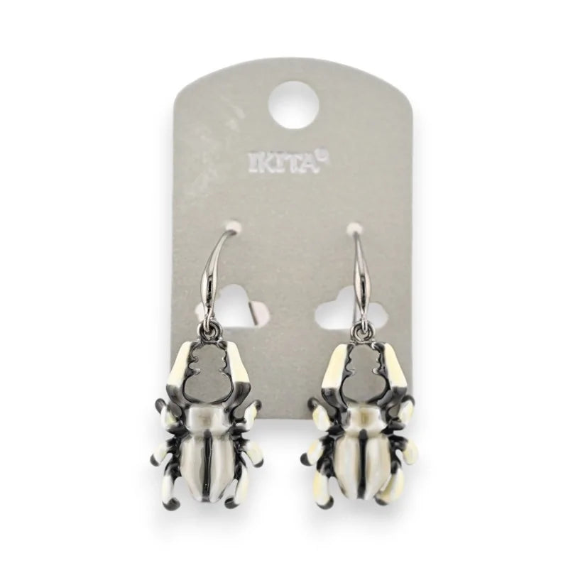 Boucles d'oreilles scarabée noir et blanc de chez Ikita