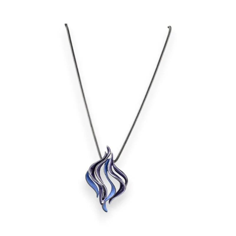 Collier pendentif design bleu et violet en forme de flamme sur chaîne fine argentée