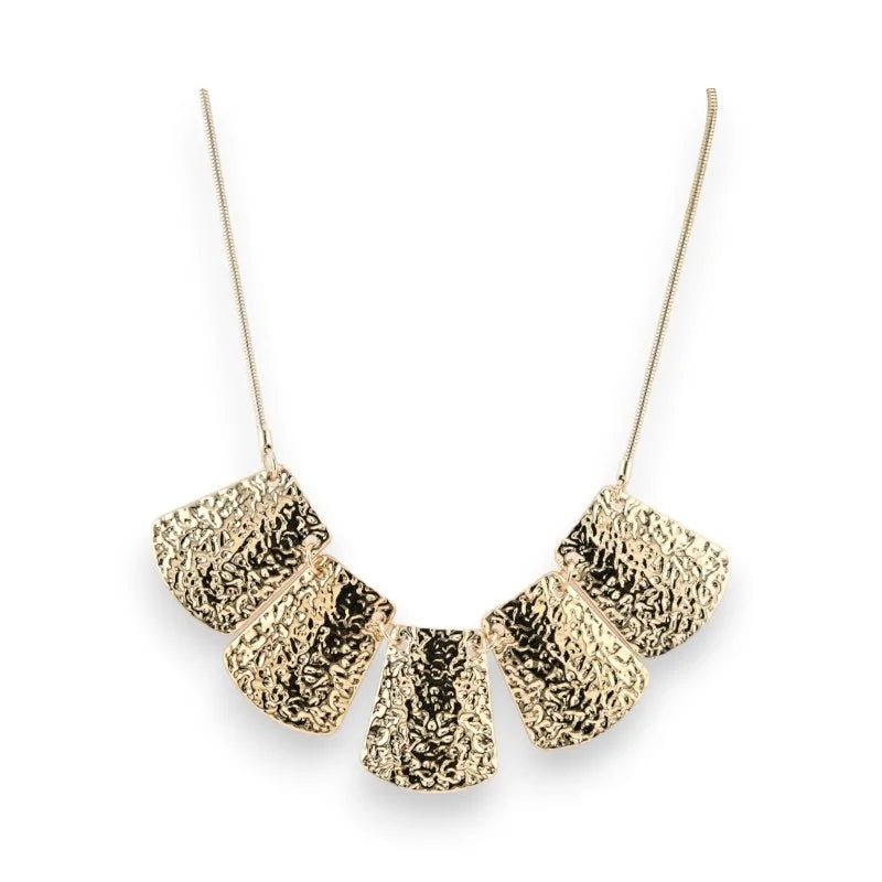 Collier fantaisie avec pendentifs dorés martelés en forme de cônes sur chaîne fine