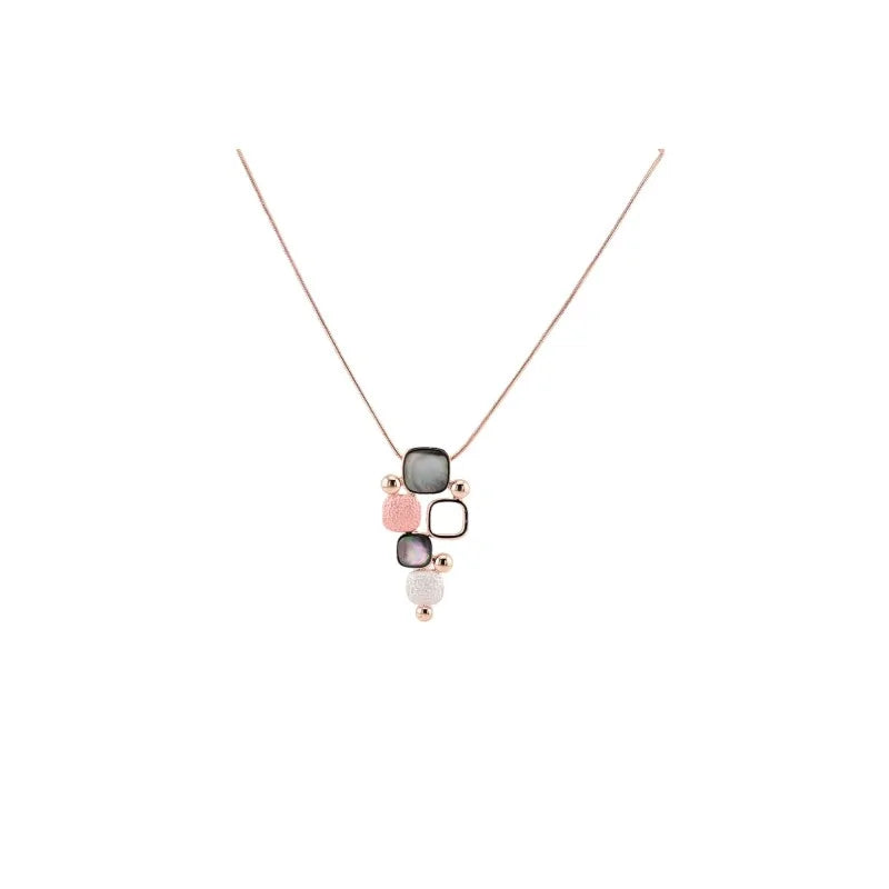 Collier fantaisie avec pendentif géométrique rose, gris et blanc sur chaîne fine arg...