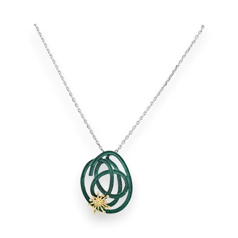 Collier médaillon design émeraude avec accents dorés sur chaîne fine argentée
