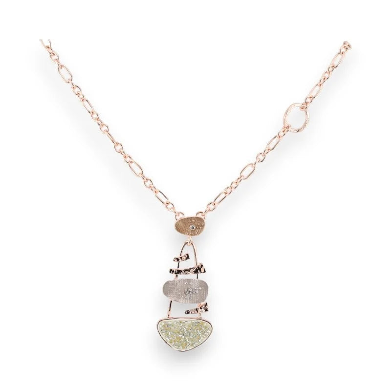 Collier fantaisie avec pendentif médaillon design en pierre et métal sur chaîne rose...