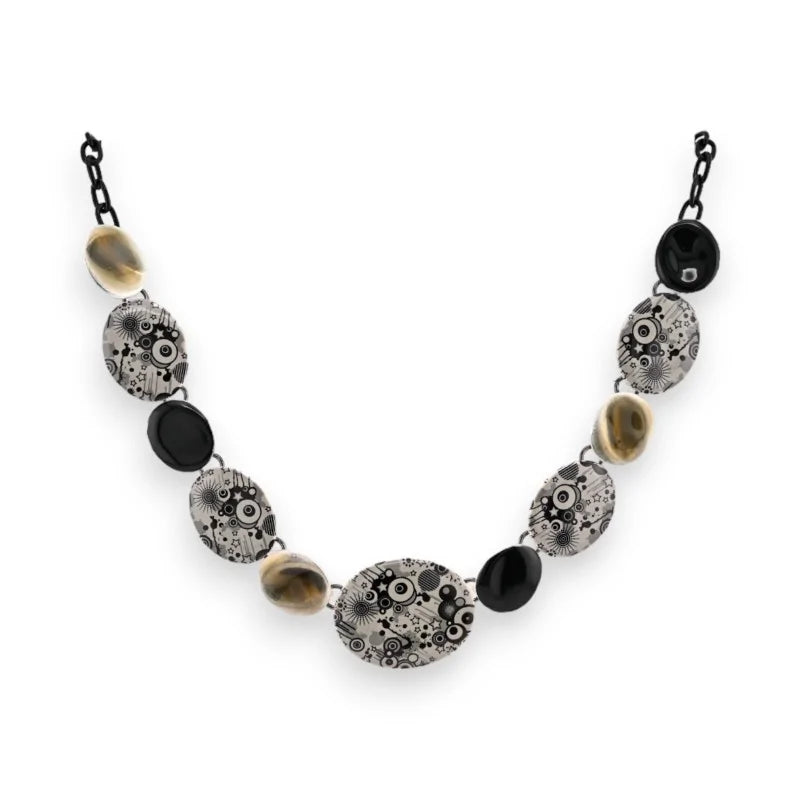 Collier fantaisie Ikita avec perles noires, grises et dorées au motif graphique