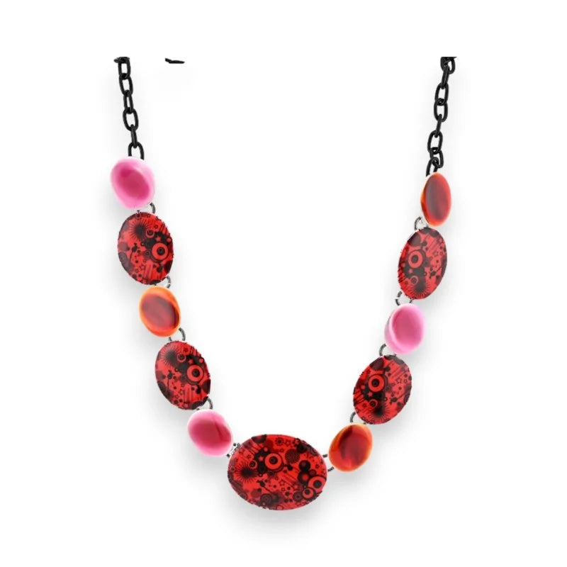 Collier avec perles rouges et roses de différentes tailles sur chaîne noire, style Ikita