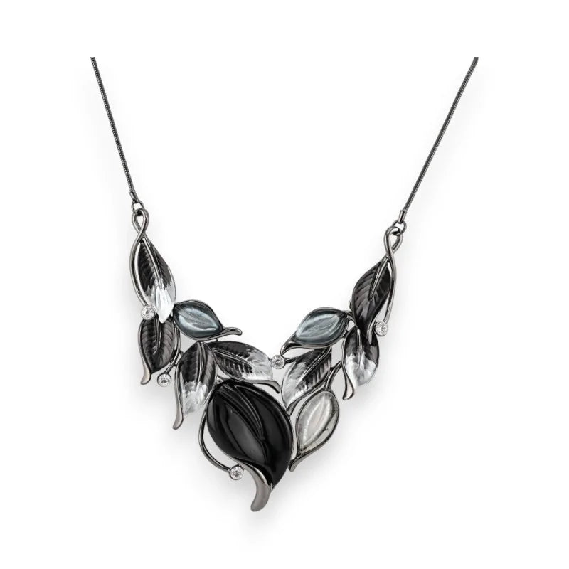 Collier feuillage fantaisie noir et gris avec motifs de feuilles stylisées en métal