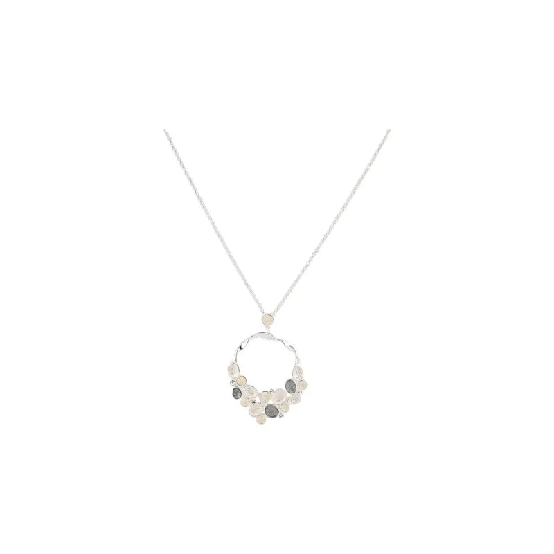 Collier médaillon ajouré argenté avec perles, bijou élégant sur chaîne fine