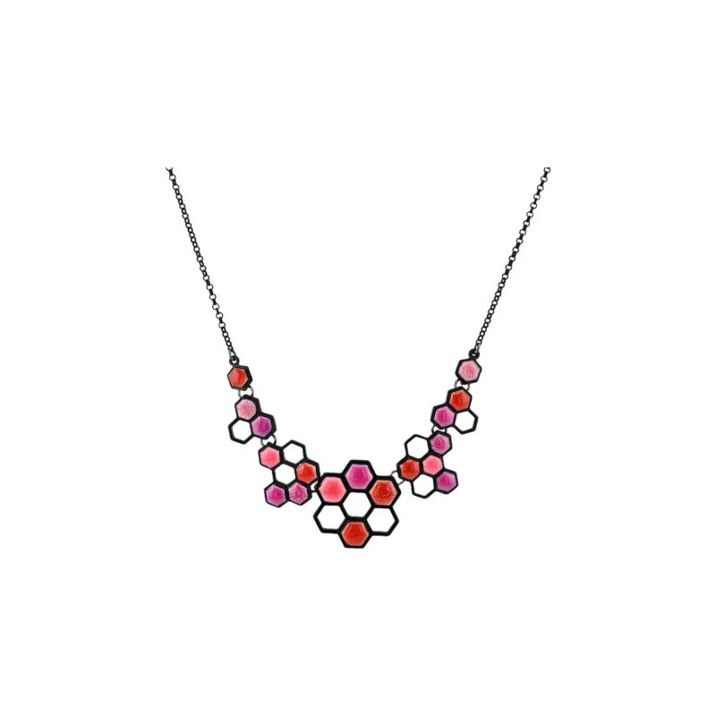Collier fantaisie avec pendentif alvéolé en nuances de rose et rouge, chaîne fine noire
