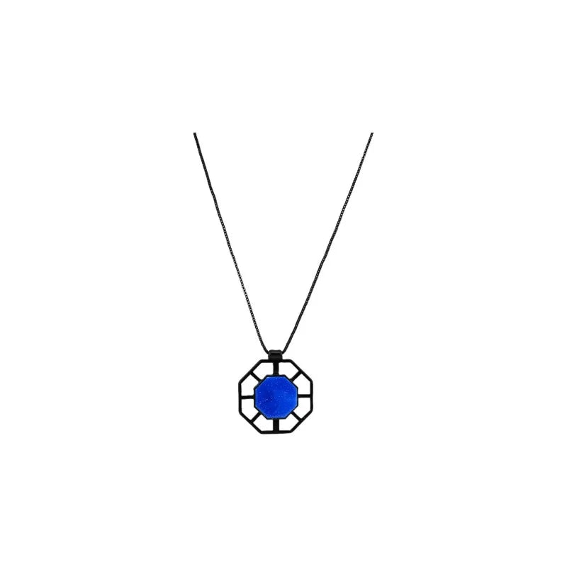 Collier pendentif médaillon hexagonal noir avec pierre bleue royale centrale sur chaî...