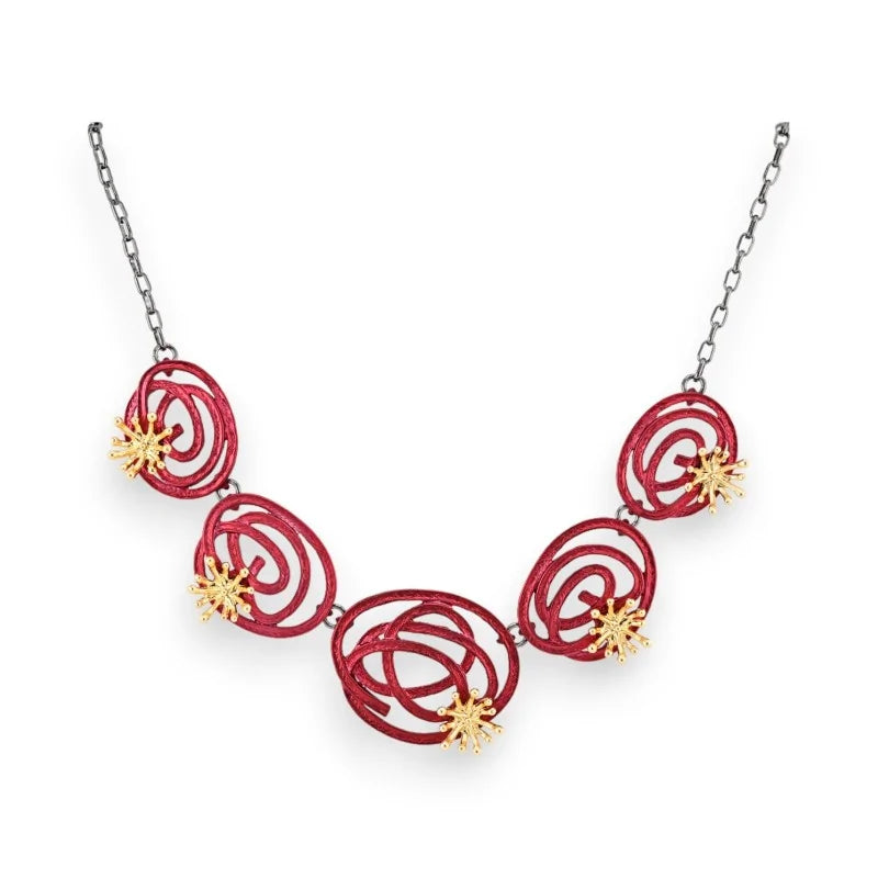 Collier fantaisie avec pendentifs spirales bordeaux et fleurs dorées sur chaîne argen...