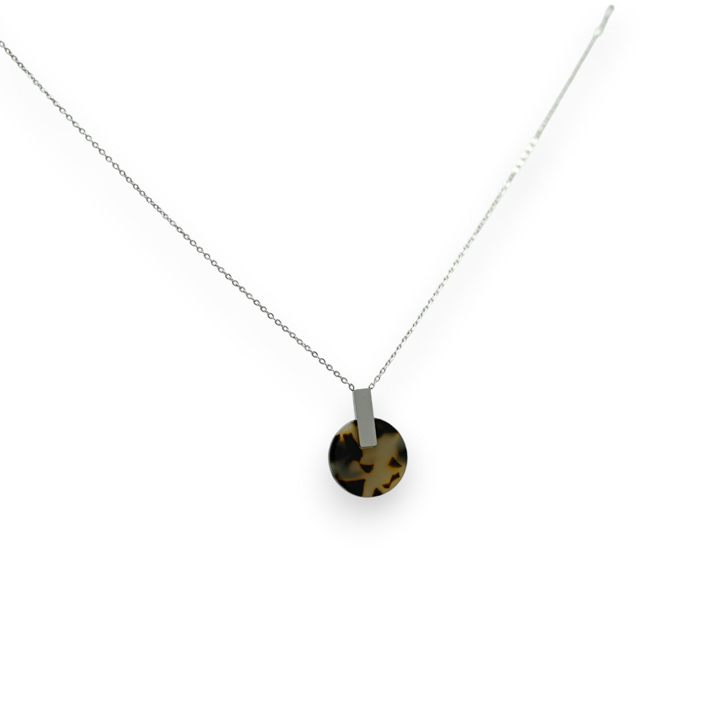 Collier acier argenté médaillon rond effet écaillé noir et beige