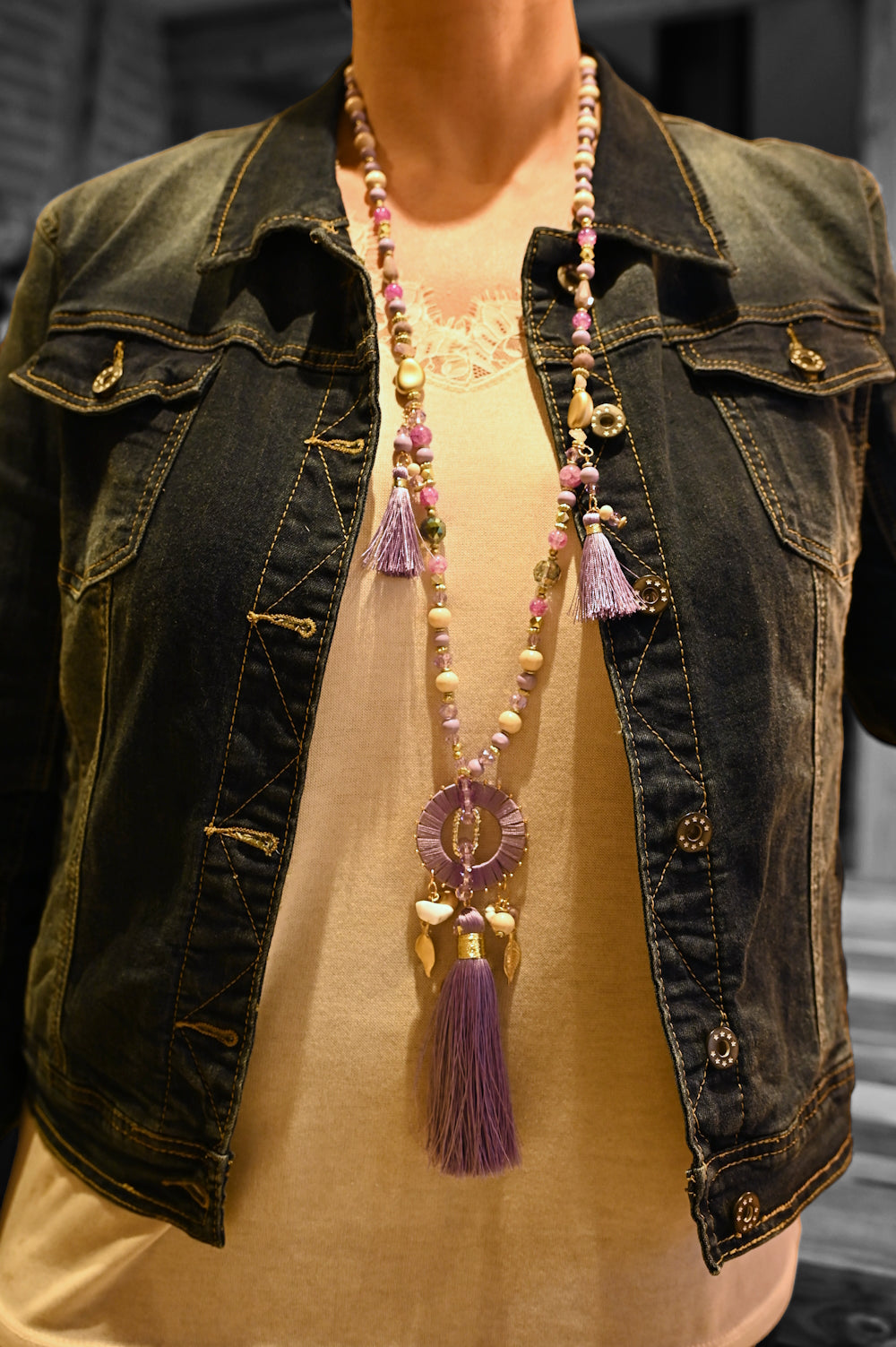 Collier sautoir fantaisie lilas médaillon rond pompon