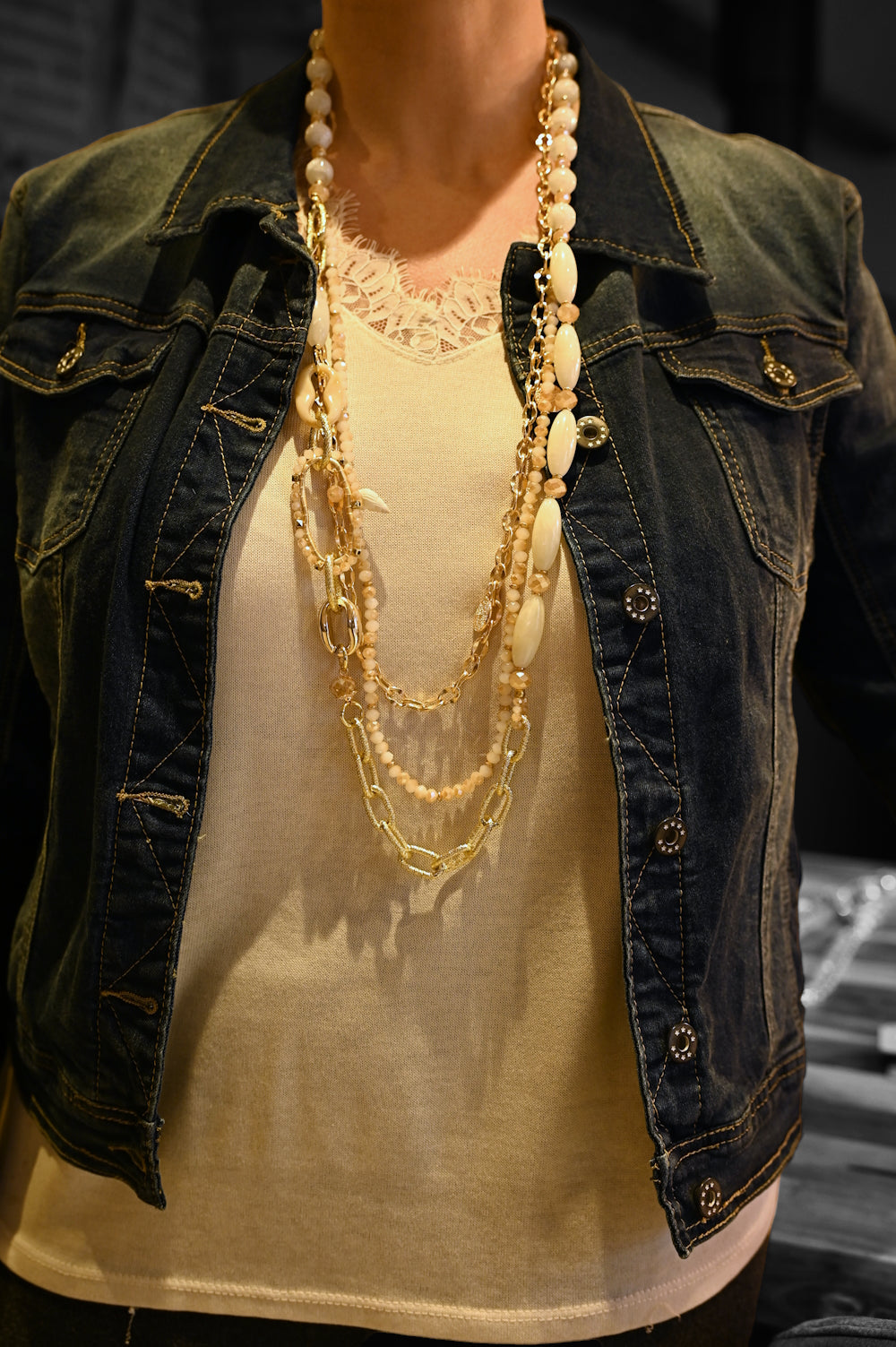 Collier sautoir fantaisie multi rangs doré et beige