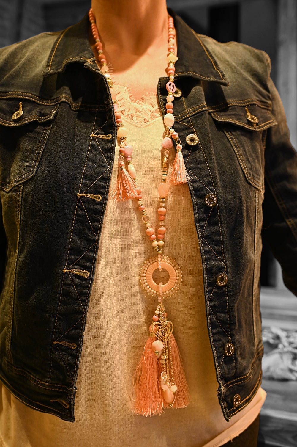 Collier sautoir fantaisie nuances rose médaillon rond pompons et breloques