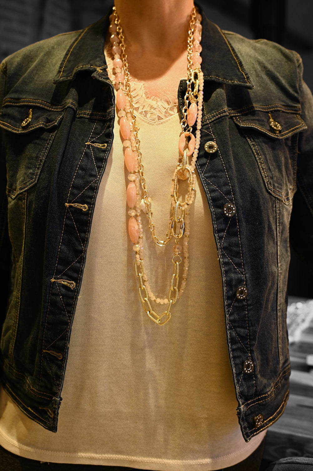 Collier sautoir fantaisie multi rangs doré et rose tendre