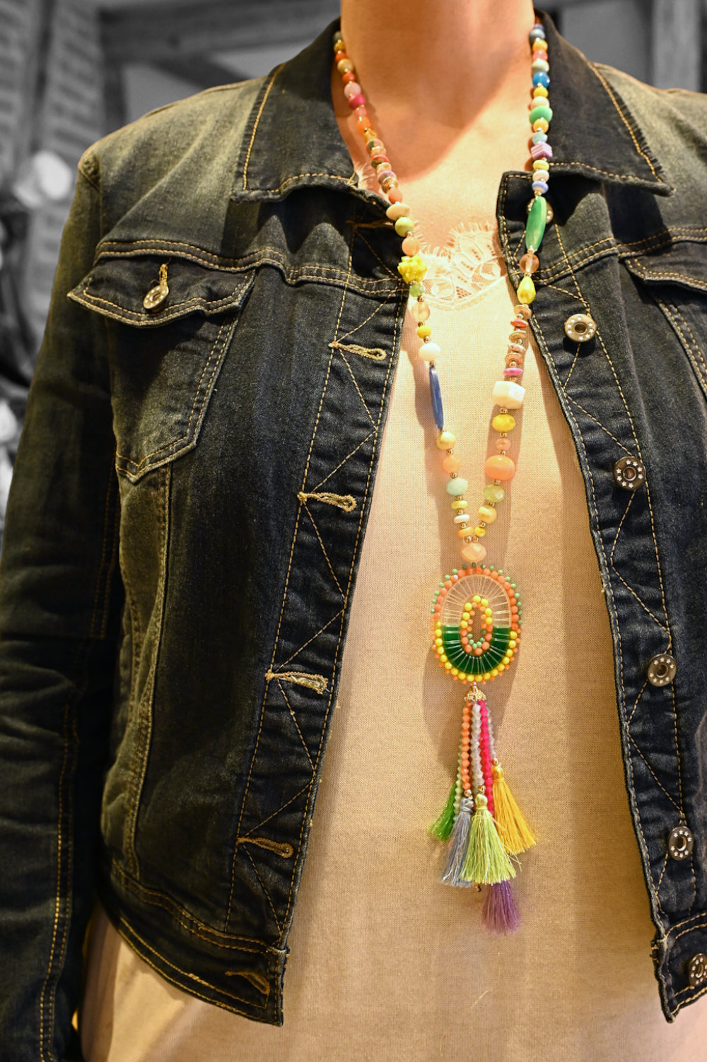 Collier sautoir multicolore médaillon ovale