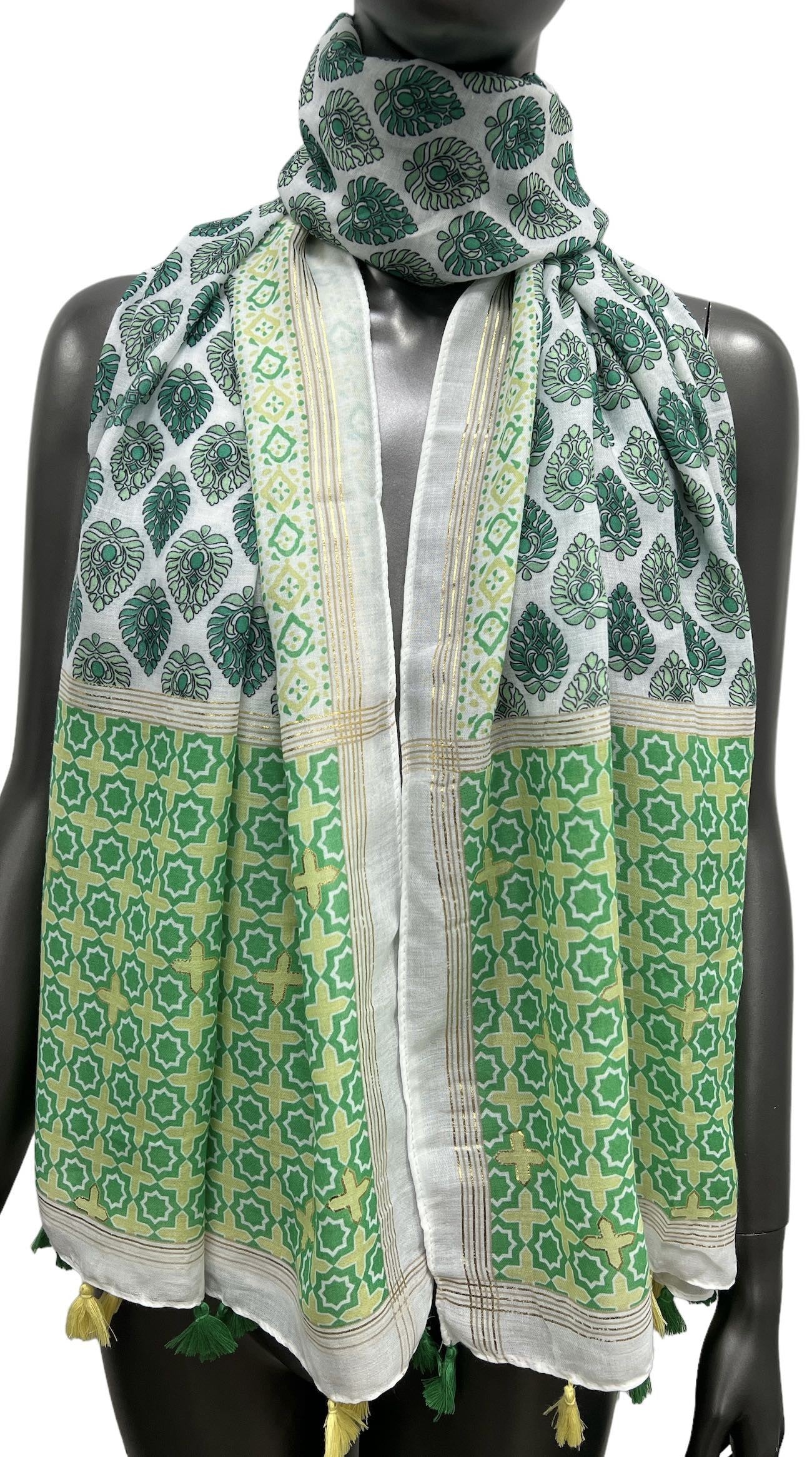 Foulard motif ethnique nuance vert
