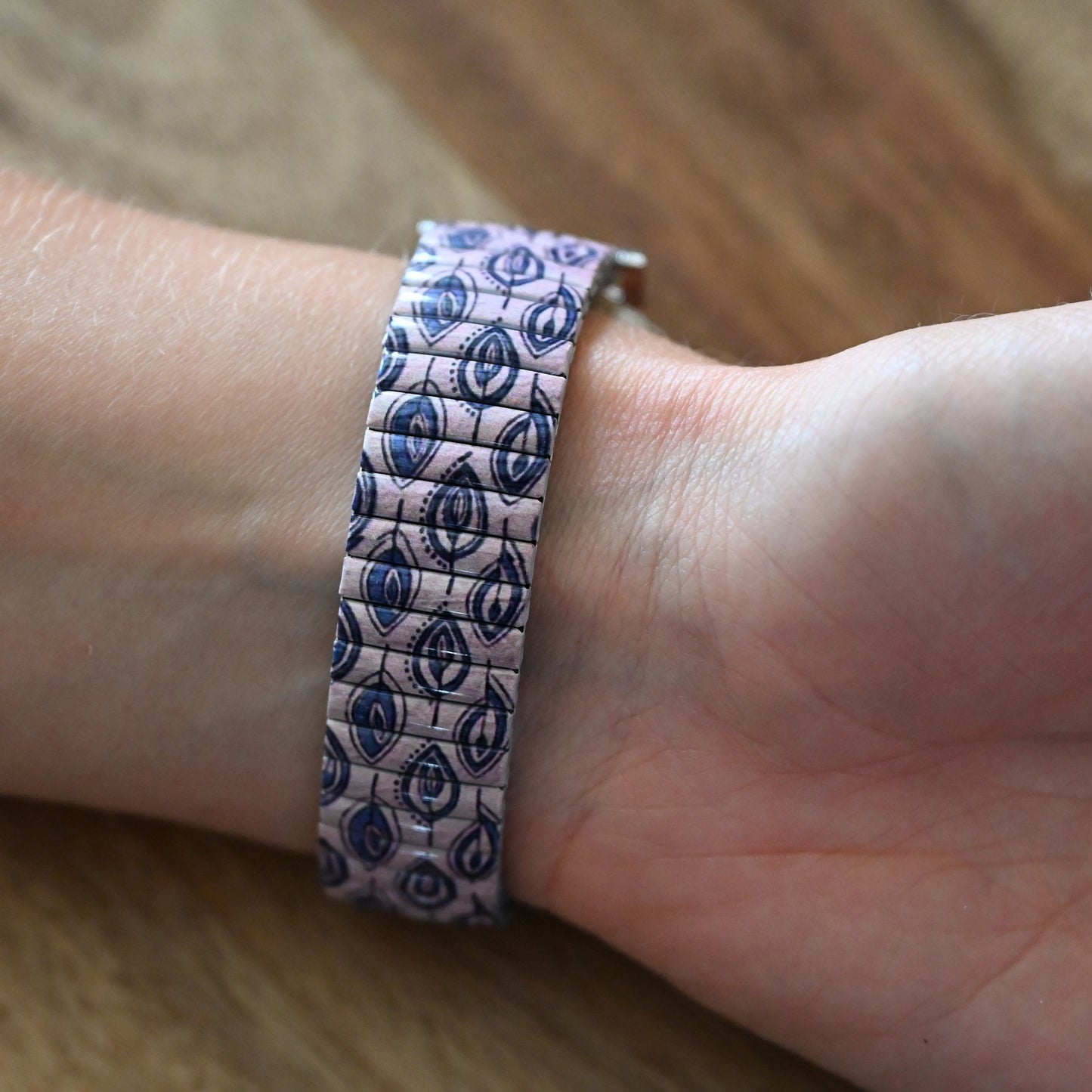 Montre Ernest imprimée feuilles bleues sur fond rose