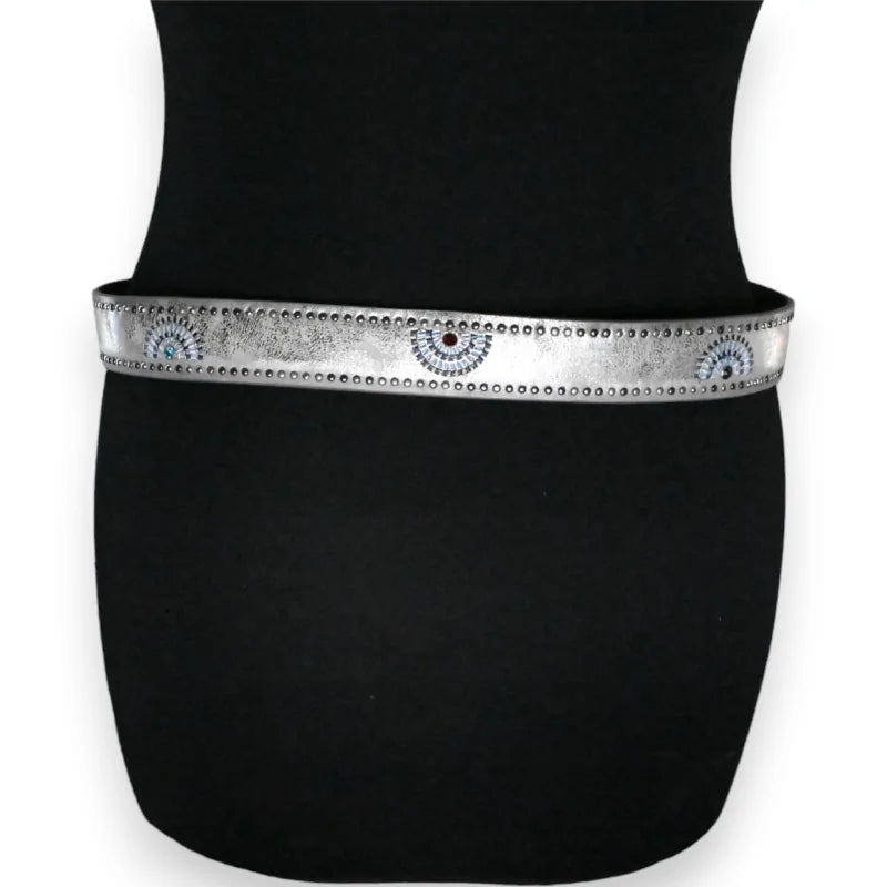 Ceinture femme argentée vieillie avec motifs cloutés sur fond noir, accessoire de mode