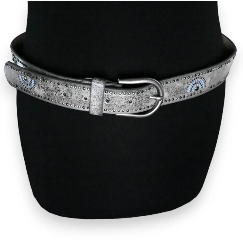 Ceinture femme argentée vieillie avec motifs cloutés sur fond noir, accessoire mode
