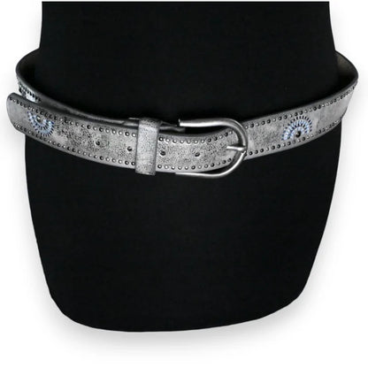 Ceinture femme argentée vieillie avec motifs cloutés sur fond noir, accessoire mode