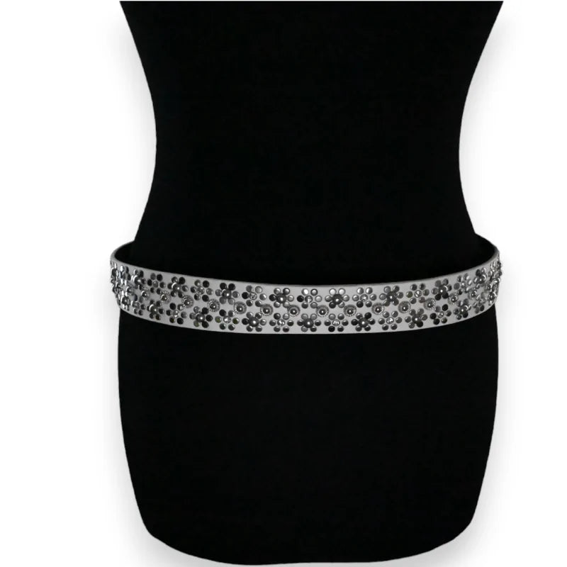 Ceinture cloutée blanche pour femme sur fond noir, accessoire mode élégant
