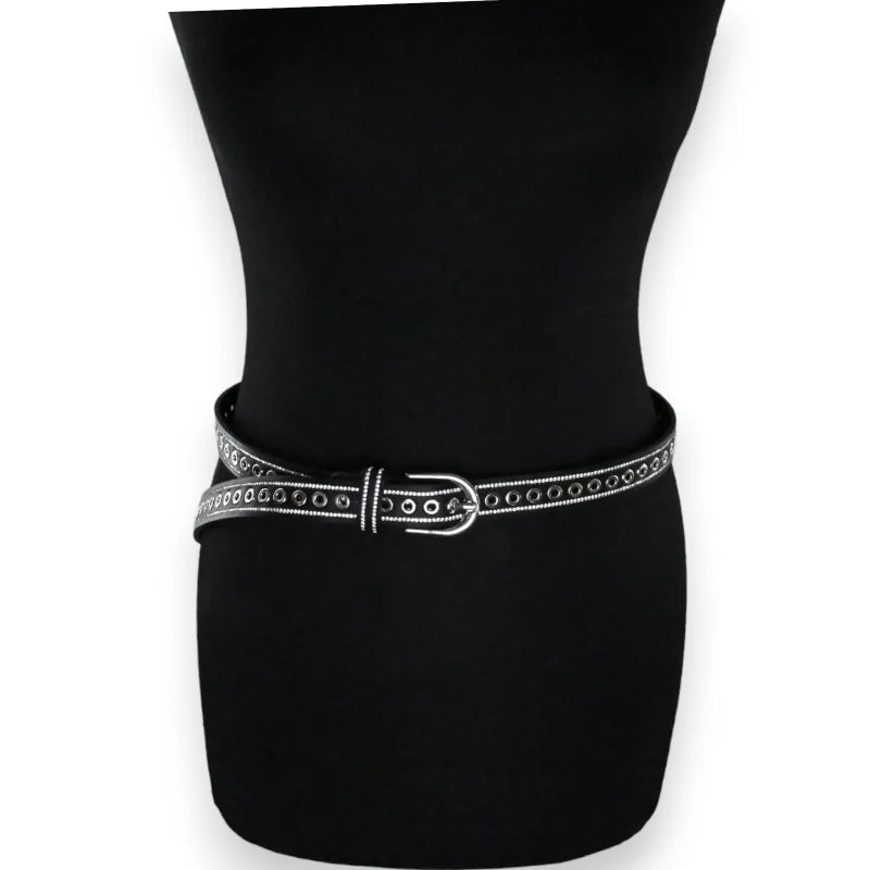 Ceinture noire fine pour femme avec clous et strass argentés sur fond noir