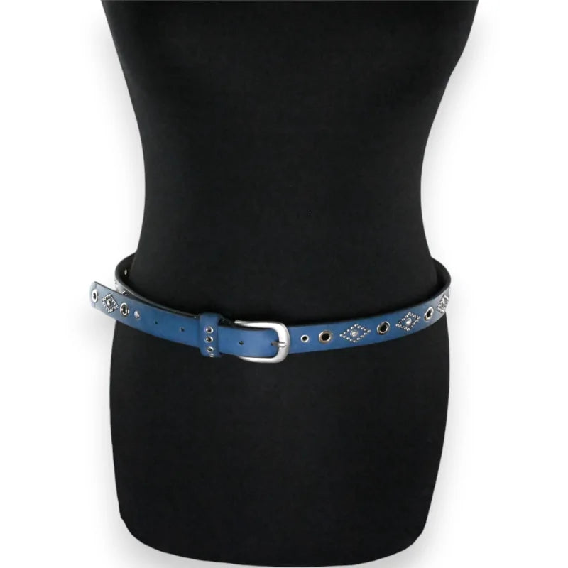 Ceinture femme fine bleue en jean avec clous argentés et boucle métallique sur mannequin
