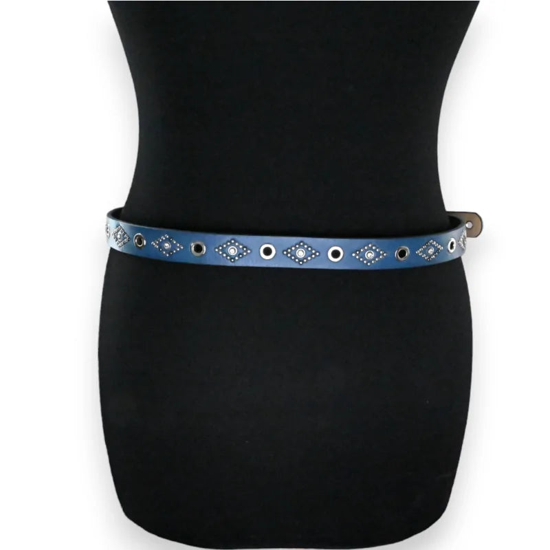 Ceinture fine bleue en jean avec clous argentés sur mannequin noir