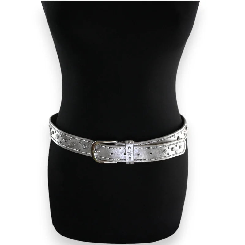 Ceinture argentée pour femme avec motifs d'étoiles cloutées sur mannequin noir