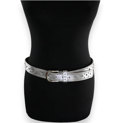 Ceinture argentée pour femme avec motifs d'étoiles cloutées sur mannequin noir