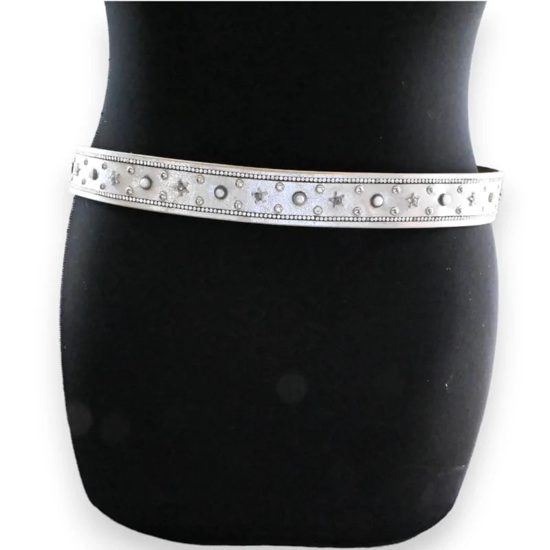 Ceinture fine femme argentée avec clous et motifs étoiles, sur mannequin noir