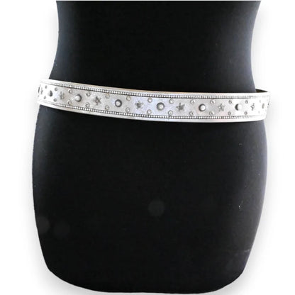 Ceinture fine femme argentée avec clous et motifs étoiles, sur mannequin noir