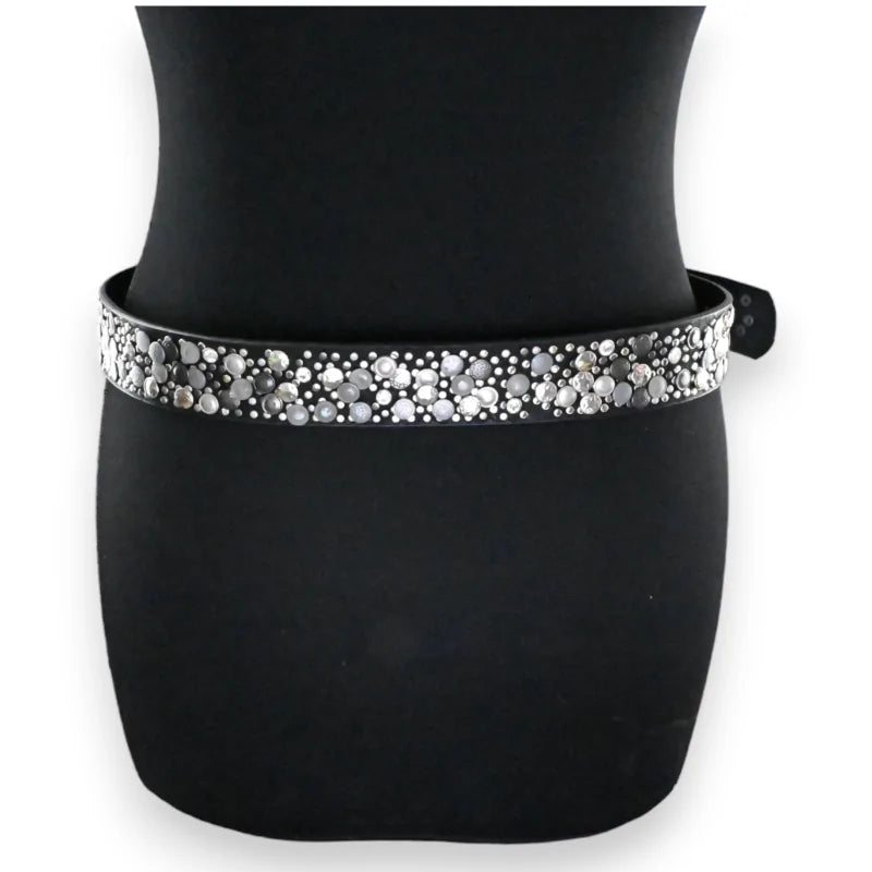 Ceinture femme fine noire avec bande cloutée argentée, accessoire mode élégant