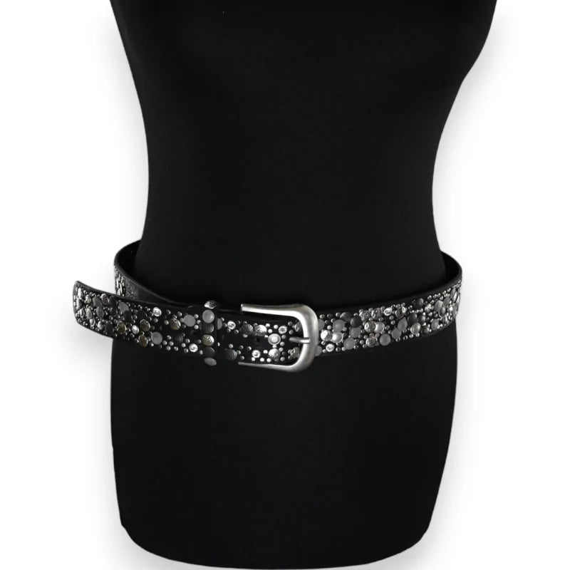 Ceinture fine noire et argentée cloutée avec boucle métallique sur mannequin noir