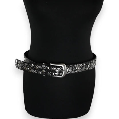 Ceinture fine noire et argentée cloutée avec boucle métallique sur mannequin noir