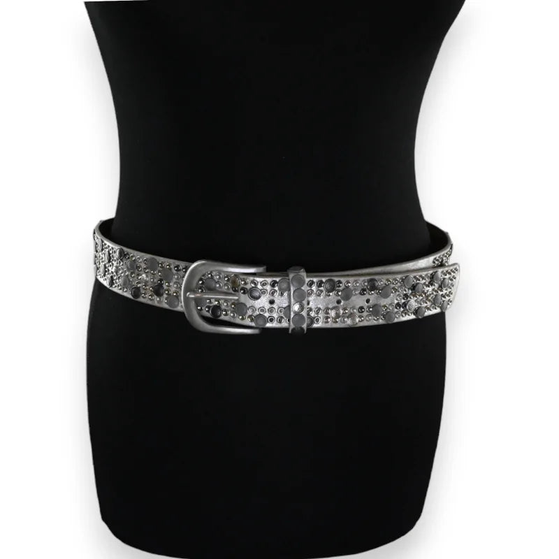 Ceinture cloutée argentée pour femme sur mannequin noir, accessoire mode élégant