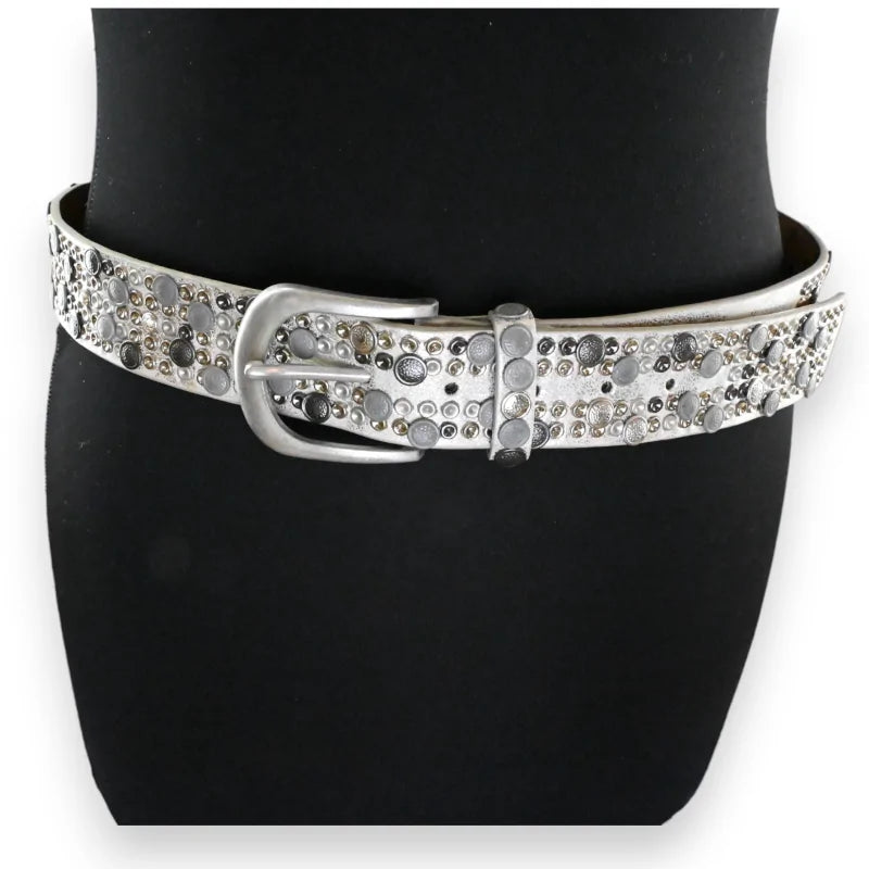 Ceinture femme argentée cloutée à boucle métallique sur mannequin noir