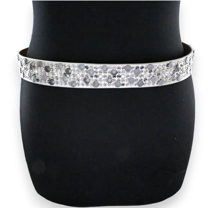 Ceinture fine argentée pour femme avec strass et clous brillants sur fond noir