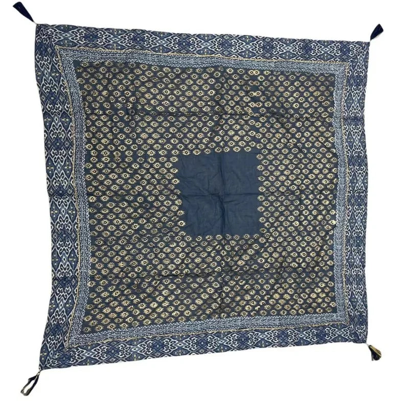 Foulard carré bleu motif géométrique avec bordure ornée et carré central, style et...